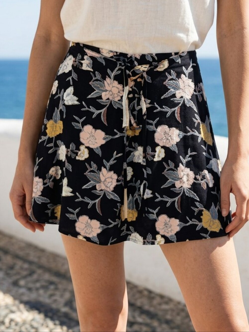 Kendall & Kylie Floral Mini Skirt Medium Black Lace Up PacSun Y2K NWT Cali Girl